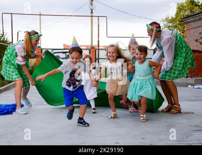Loisirs des enfants d'âge préscolaire. Animateurs d'une fête d'enfants. Jouer et développer des jeux pour les enfants. Banque D'Images