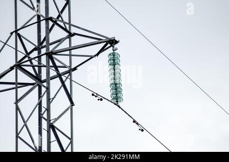 - Verre isolateurs haute tension sur les poteaux de lignes électriques à haute tension. L'industrie électrique Banque D'Images