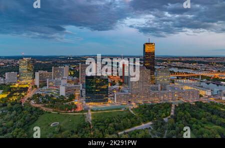 Centre international de Vienne au coucher du soleil Banque D'Images