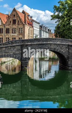 Vieux bâtiments le long du canal à Bruges, Belgique Banque D'Images