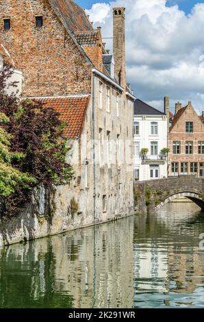 Vieux bâtiments le long du canal à Bruges, Belgique Banque D'Images