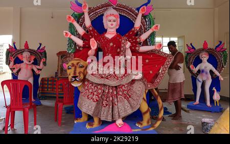 Beawar, Rajasthan, Inde. 21st septembre 2022. L'artiste prépare une idole de la déesse Durga avant le festival Navratri Durga Puja à Beawar. Le festival hindou de dix jours Navratri commence sur 26 septembre. (Credit image: © Sumit Saraswat/Pacific Press via ZUMA Press Wire) Banque D'Images
