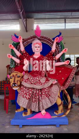 Beawar, Rajasthan, Inde. 21st septembre 2022. L'artiste prépare une idole de la déesse Durga avant le festival Navratri Durga Puja à Beawar. Le festival hindou de dix jours Navratri commence sur 26 septembre. (Credit image: © Sumit Saraswat/Pacific Press via ZUMA Press Wire) Banque D'Images