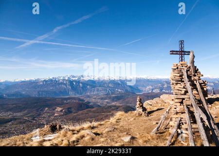 Paysage depuis la partie supérieure de montage de Costalta. Panorama des Alpes italiennes Banque D'Images