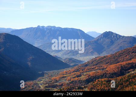 Paysage d'automne de la vallée de Mocheni, Baselga di Pine, Italie Banque D'Images