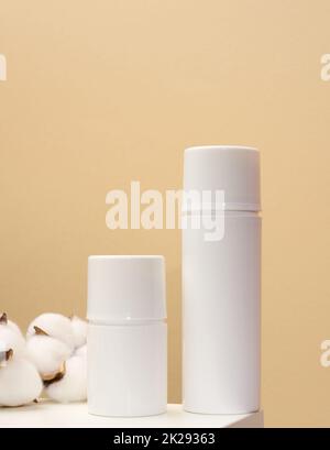 vider la bouteille en plastique blanc sur fond beige. Produits cosmétiques pour le gel de marque, la crème, la lotion, le shampooing. Maquette de cosmétiques écologiques Banque D'Images