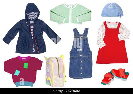 Ensemble de collage de vêtements de printemps pour petite fille isolé sur un fond blanc. La collection d'une élégante veste en duvet bleue, d'un pull, d'une jupe de Jean, d'une sneaker, d'un sac et d'une robe avec capuche. Vêtements d'automne et d'hiver pour enfants. Banque D'Images