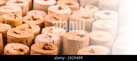 Motif de fond de bouchons de bouteilles de vin dans une lumière douce et diffuse. Mise au point sélective Banque D'Images