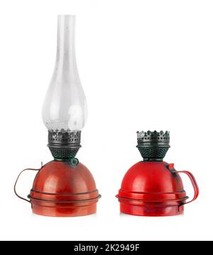 Ancienne lampe rouge au kérosène isolée sur fond blanc Banque D'Images