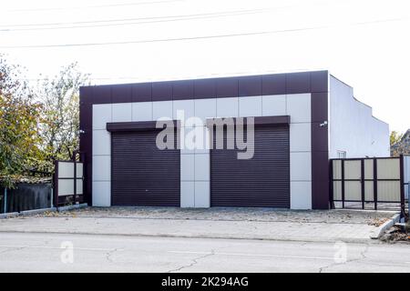 Garage pour deux voitures avec volet roulant. Porte moderne dans le garage avec stores à rouleau Banque D'Images