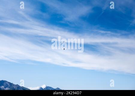 vol en parapente dans les montagnes. Le Grand-Bornand, France Banque D'Images