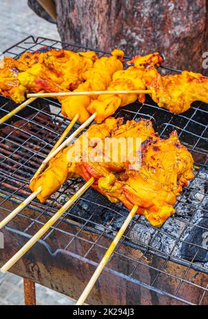 Poulet grillé thaïlandais sur brochettes Naithon Beach Phuket Thaïlande. Banque D'Images