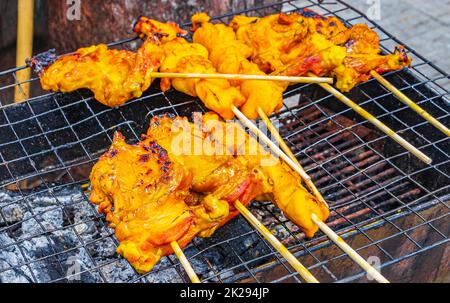 Poulet grillé thaïlandais sur brochettes Naithon Beach Phuket Thaïlande. Banque D'Images