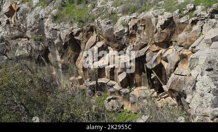 Vue sur les piliers hexagonaux de Zavitan, dans la réserve naturelle de la forêt de Yehudiya, sur les hauteurs du Golan, dans le nord d'Israël Banque D'Images