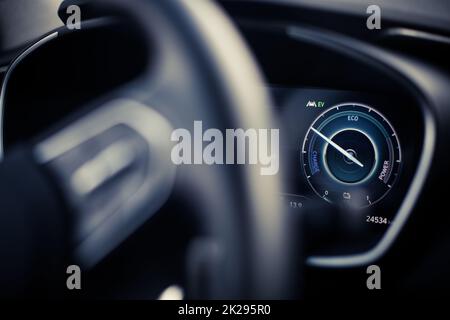 Tableau de bord numérique d'une nouvelle voiture, montrant la puissance et la charge Banque D'Images