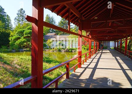 NANTES, FRANCE -10 AOÛT 2022 - vue sur le jardin japonais de l'île de Versailles, sur l'Erdre à Nantes, France. Banque D'Images