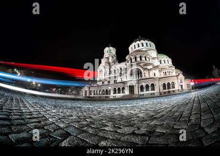 Des pistes lumineuses de voitures passant par la cathédrale Alexandre Nevsky. Sofia, Bulgarie Banque D'Images