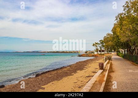 Vert naturel eau turquoise Plage de Vouliagmeni près de Voula Grèce. Banque D'Images