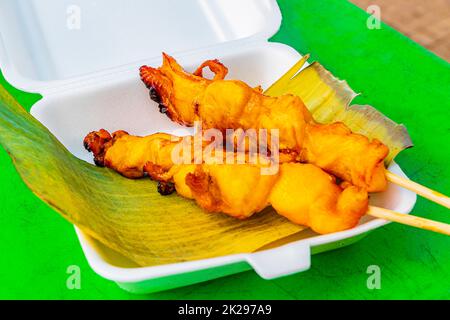 Plats thaïlandais brochettes de poulet grillé à la feuille de banane Phuket Thaïlande. Banque D'Images