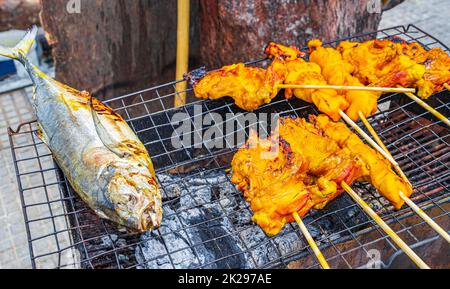 Poulet grillé et poisson thaïlandais Naithon Beach Phuket Thaïlande. Banque D'Images