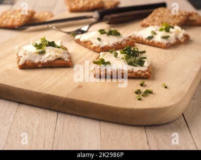 Craquelins au sésame avec fromage à la crème et ciboulette Banque D'Images