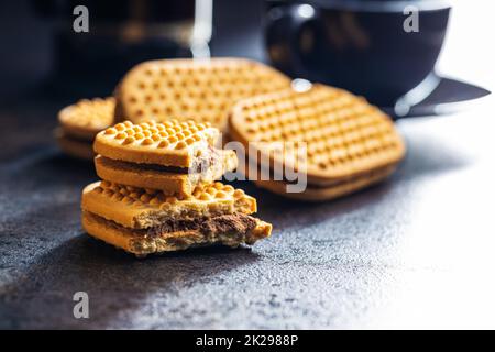 Biscuits doux au sandvich. Biscuits à la crème de cacao sur la table de cuisine. Banque D'Images