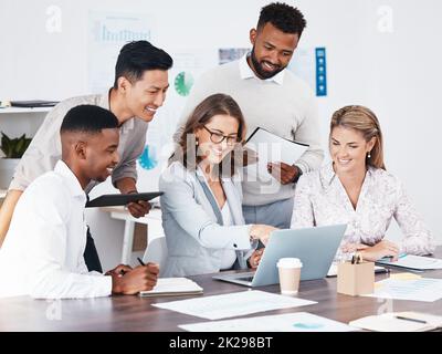Travail d'équipe, collaboration et formation avec une femme dirigeante, gestionnaire ou PDG et son équipe en réunion pour le développement. Enseigner, coacher et apprendre avec Banque D'Images