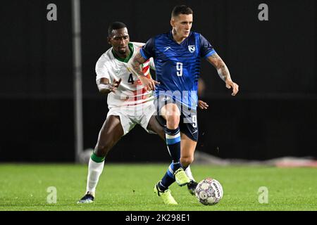 ALMERE - (lr) Dion Malone du Suriname, Jaime Moreno du Nicaragua pendant le match international amical entre le Suriname et le Nicaragua au stade Yanmar sur 22 septembre 2022 à Almere, pays-Bas. ANP | hauteur néerlandaise | Gerrit van Keulen Banque D'Images