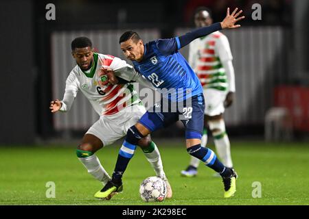 Almere, pays-Bas., 22 septembre 2022, (lr) Kenneth Paal du Suriname, Brayan Lopez du Nicaragua pendant le match international amical entre le Suriname et le Nicaragua au stade Yanmar sur 22 septembre 2022 à Almere, pays-Bas. ANP | hauteur néerlandaise | Gerrit van Keulen Banque D'Images