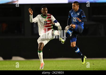 Almere, pays-Bas., 22 septembre 2022, (lr) Shaquille Pinas du Suriname, Brayan Lopez du Nicaragua pendant le match international amical entre le Suriname et le Nicaragua au stade Yanmar sur 22 septembre 2022 à Almere, pays-Bas. ANP | hauteur néerlandaise | Gerrit van Keulen Banque D'Images