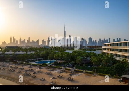 Horizon de Dubaï des gratte-ciels du centre-ville vus de la côte. Vue panoramique sur le centre-ville de Dubaï rempli de gratte-ciels modernes dans l'émir arabe Uni Banque D'Images