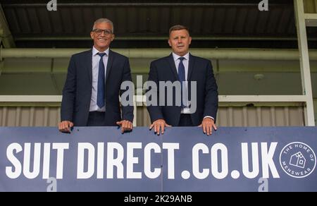 Keith Curle (l) et Colin West, directeur adjoint de Hartlepool United lors de la conférence de presse, pour l'annoncer comme nouveau directeur intérimaire de Hartlepool United à Victoria Park, Hartlepool, le jeudi 22nd septembre 2022. (Credit: Mark Fletcher | MI News) Credit: MI News & Sport /Alay Live News Banque D'Images