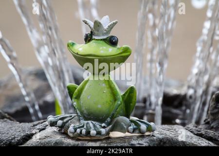 Le prince de grenouille est installé sur une fontaine. Banque D'Images