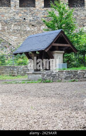 Attirer l'ancien puits de village européen Banque D'Images