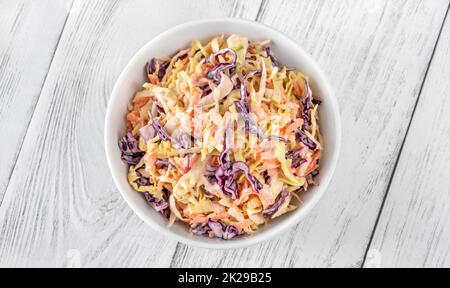 Bol de salade de coleslaw Banque D'Images
