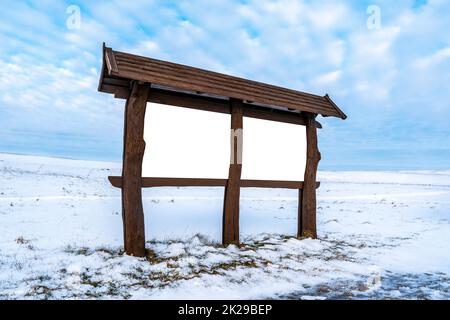 Panneau d'affichage extérieur vierge en bois sur un paysage d'hiver Banque D'Images