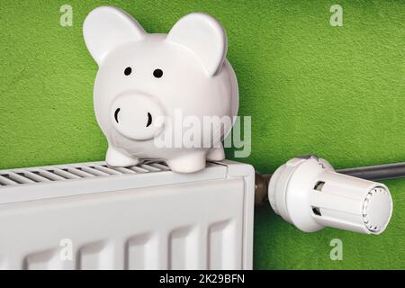 Banc de pigeonny sur radiateur, augmentation des coûts de chauffage, économiser de l'énergie et de l'argent Banque D'Images