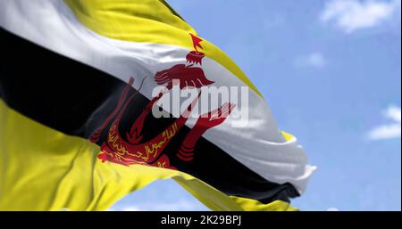 Détail du drapeau national du Brunéi qui agite dans le vent par temps clair Banque D'Images