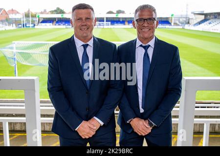 Keith Curle (R) et Colin West, directeur adjoint de Hartlepool United lors de la conférence de presse, pour l'annoncer comme nouveau directeur intérimaire de Hartlepool United à Victoria Park, Hartlepool, le jeudi 22nd septembre 2022. (Credit: Mark Fletcher | MI News) Credit: MI News & Sport /Alay Live News Banque D'Images