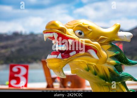 Tête de dragon sculptée et peinte d'un Dragonboat Banque D'Images