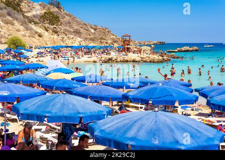 AYIA NAPA, Chypre - août 18, 2016 : Avis de Bay Beach Coastal Road près de Protaras, à Ayia Napa. District de Famagouste Banque D'Images