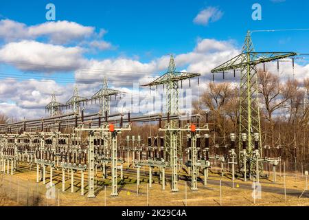 Sous-station électrique près d'une centrale hydroélectrique sur la rivière Lech, Bavière, Allemagne Banque D'Images