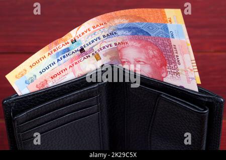 L'argent sud-africain dans le portefeuille noir. Banque D'Images