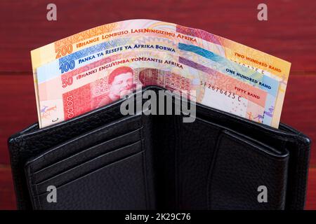 L'argent sud-africain dans le portefeuille noir. Banque D'Images