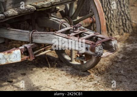 Close up of old rusty wagon en bois, mécanisme de connexion visible en arrière-plan de roue Banque D'Images