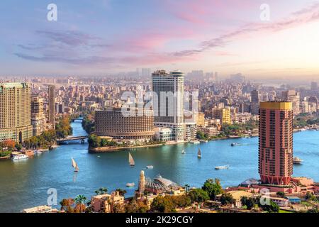 Vue sur le Nil au Caire avant le coucher du soleil, vue aérienne, Egypte Banque D'Images