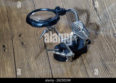 Support de carte pour faciliter la réparation et la soudure des pièces électroniques. Banque D'Images