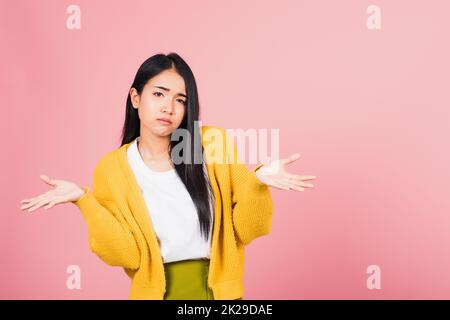 femme adolescente haussant avec des mains de propagation elle choqué ne pas comprendre et confus Banque D'Images