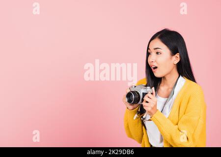 femme emballée photographe souriant tenant un appareil photo rétro vintage Banque D'Images