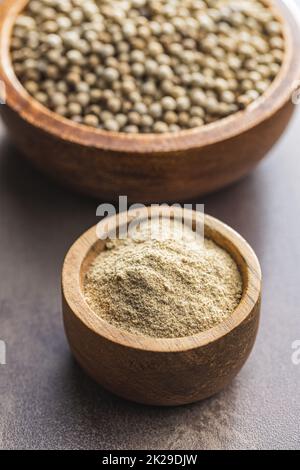 Poivre blanc moulu et épice de poivre entier dans un bol. Banque D'Images